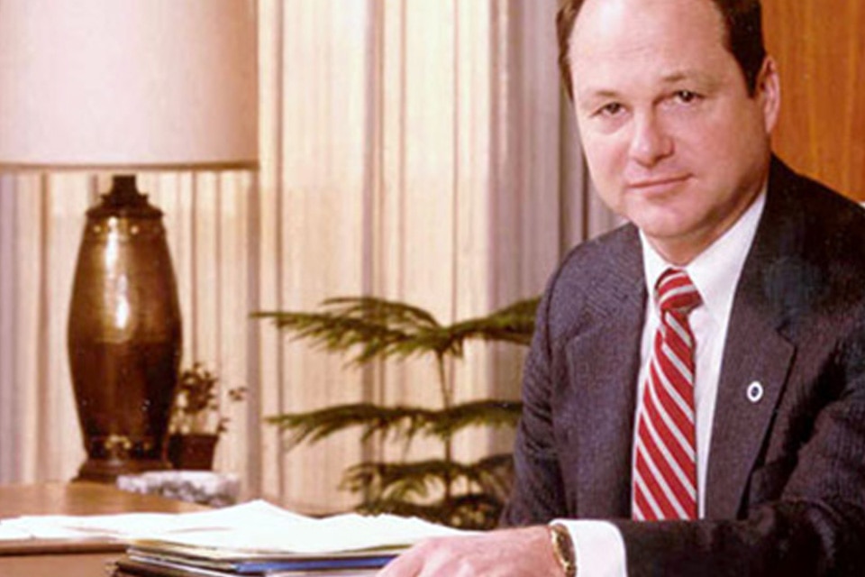 Jim Keyes, President, Johnson Controls, 1988, sitting at his desk