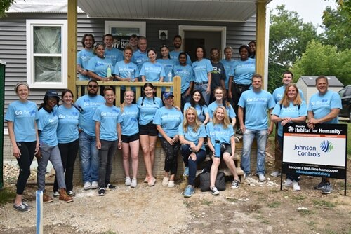 Group picture of Johnson Controls employees volunteering with Milwaukee Habitat for Humanity