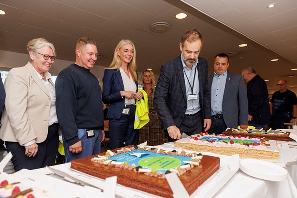 Mayor cutting the celebration cakes.