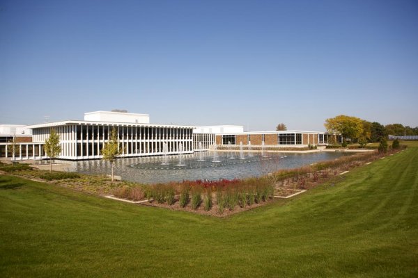 Fountain area in the Johnson Controls headquarters campus in Glendale, Wisconsin thumbnail